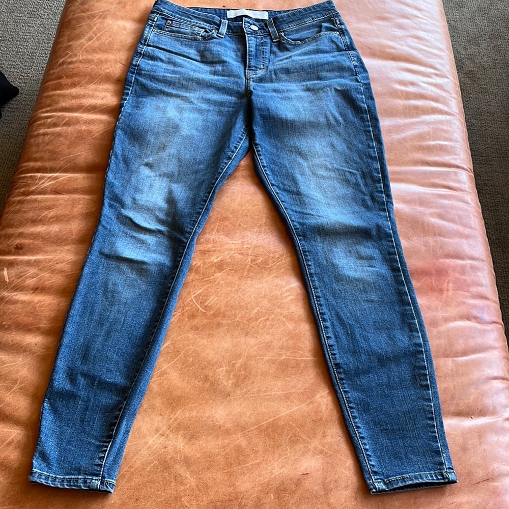Mid rise ladies jeans in new condition. You’ll love these jeans!